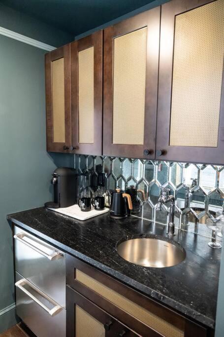 The Gas Lamp - Tesla Apartment *